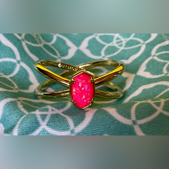 NEW Kendra Scott Emilie Double Band Ring in Hot Pink Kyocera Opal framed in Gold - Picture 4 of 6